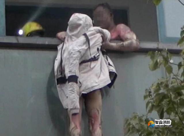 社会消防：南京：火灾中把妻子放阳台的男人，不幸离世！