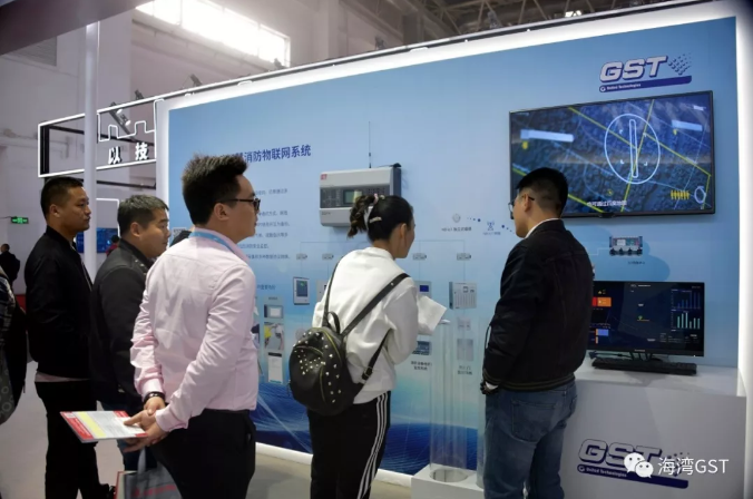 海湾消防展位前吸引了众多的参观者